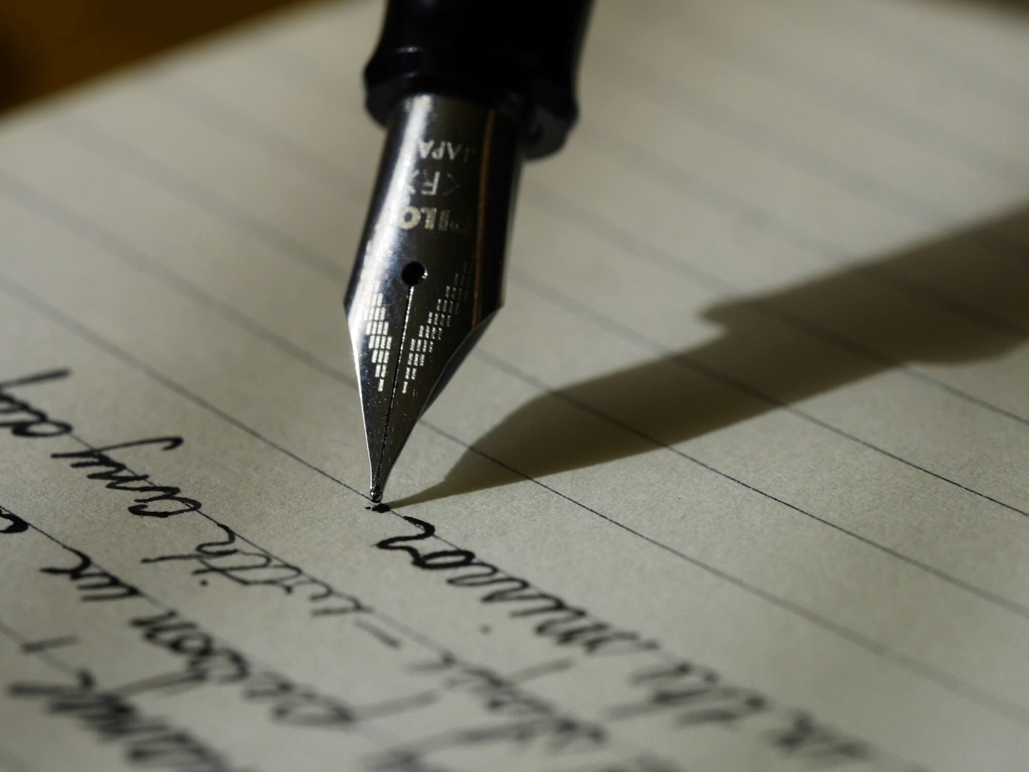 écriture manuscrite sur papier blanc, stylo plume
